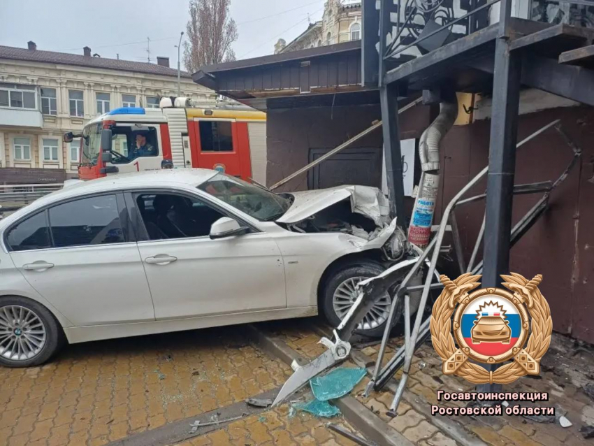 В Ростове водителю BMW стало плохо за рулем и он врезался в стену дома на Ворошиловском