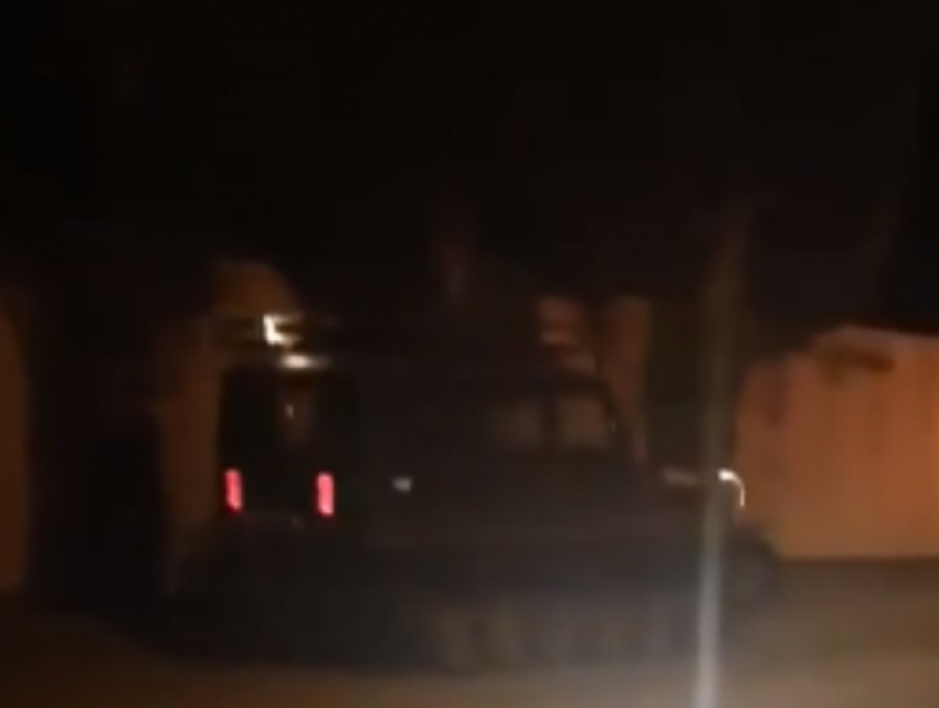 Суровый гусеничный УАЗ на темной улице Ростова испугал автолюбителей на видео