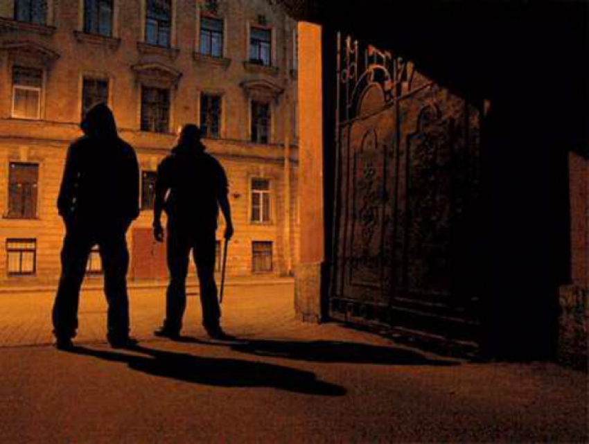 Трое хулиганов ради забавы отпинали до потери сознания пенсионера на улице Ростова