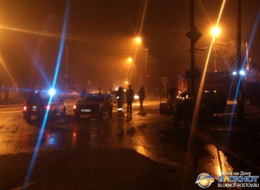 В Таганроге ВАЗ влетел в светофор и загорелся, два человека погибли