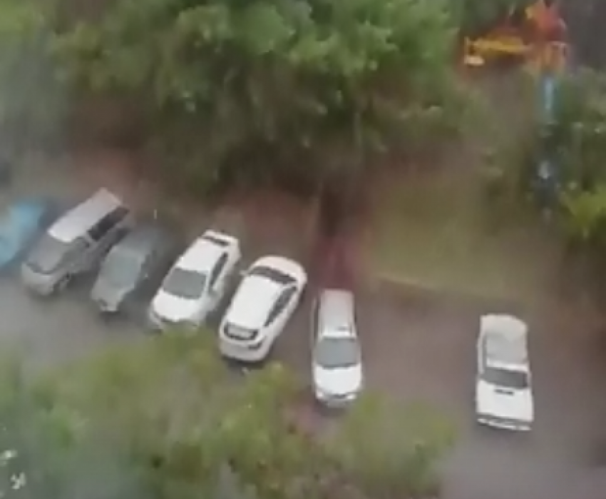 В Ростове град побил автомобили и напугал прохожих