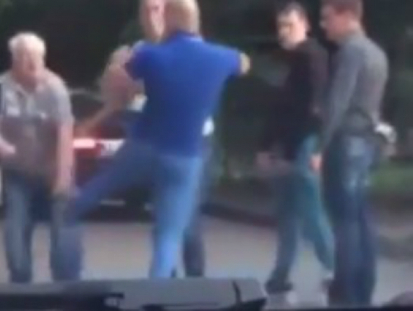 Водитель BMW отпинал «медленного» пожилого пешехода во дворе Ростова на видео