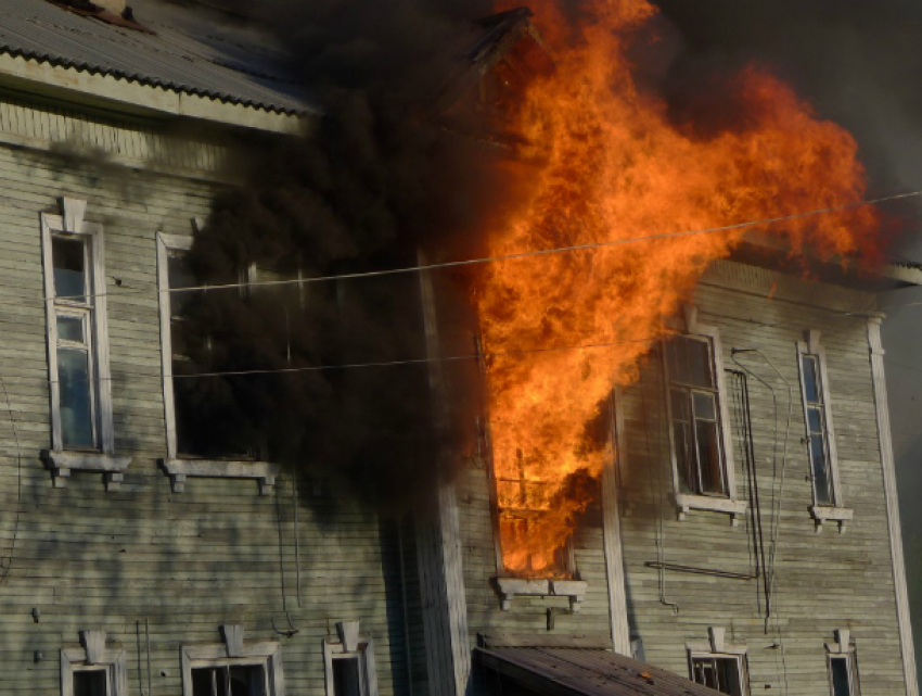 Человек пострадал в «мини-пожаре» в двухэтажном жилом доме Ростова