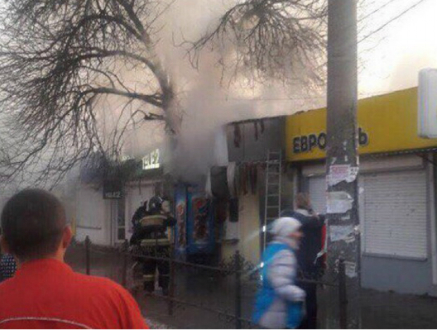 Крупный пожар на центральном рынке Азова начался с закусочной