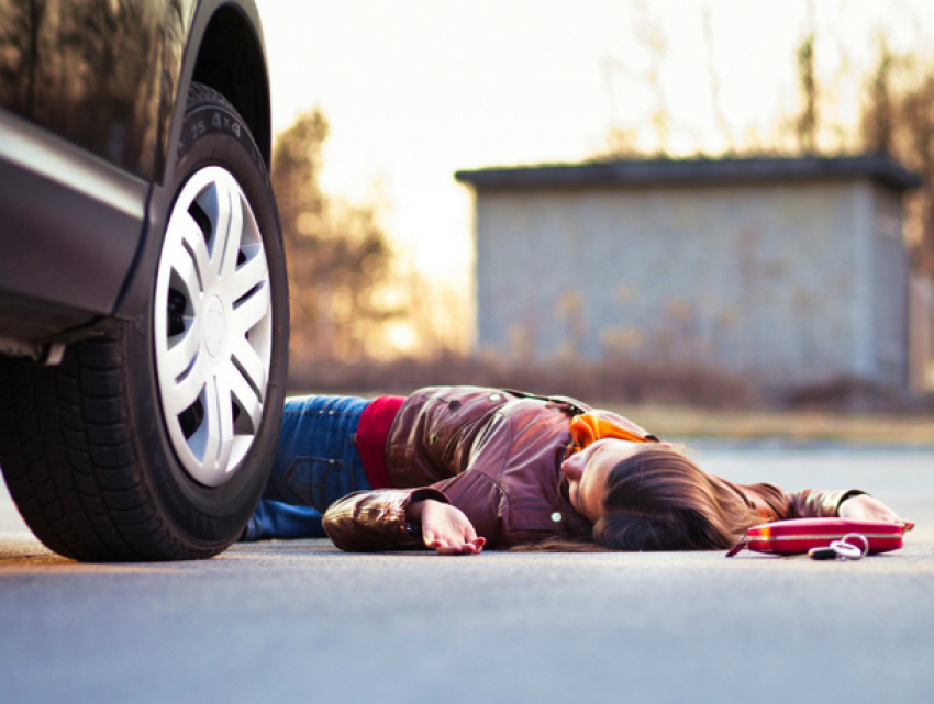 Старенькая «Волга» снесла идущую по обочине женщину и скрылась с места ДТП под Ростовом