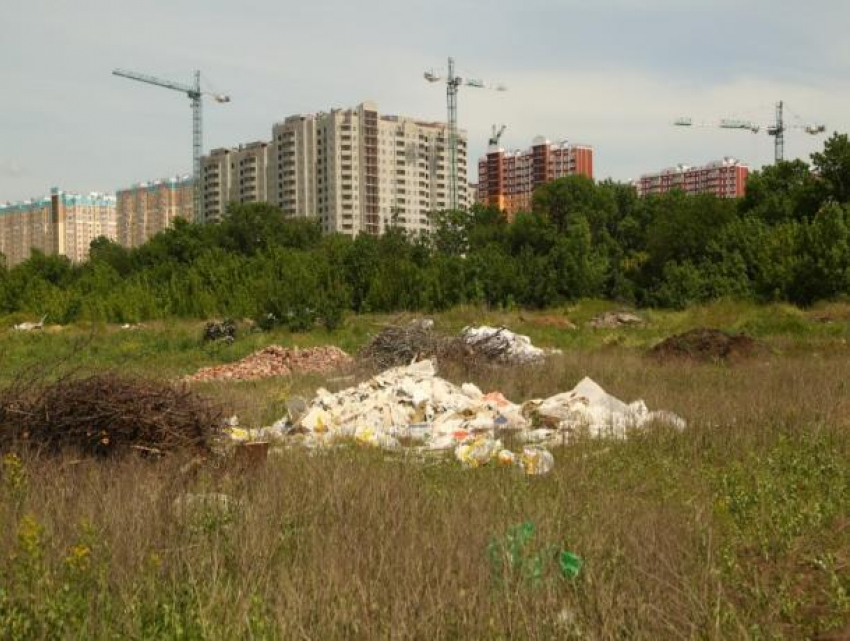 В районе Левенцовки в Ростове нашли новую огромную свалку