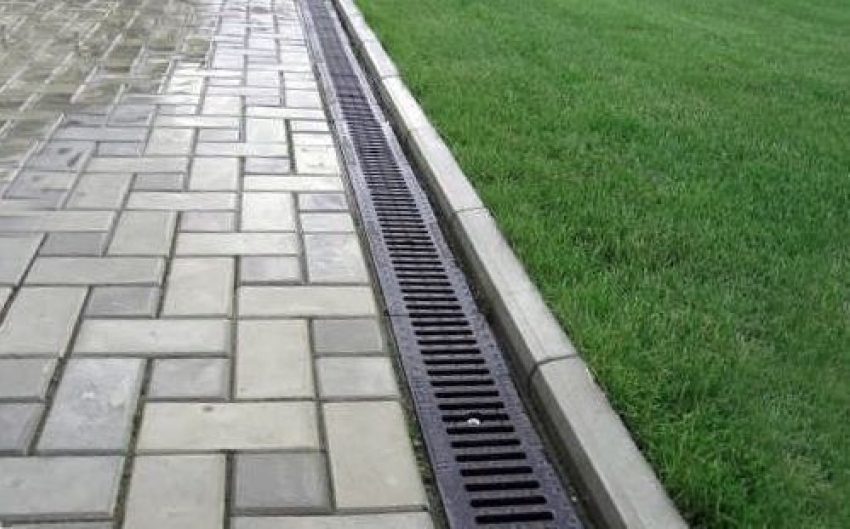 В Ростове коммунальщики расчищают ливневки после дождя