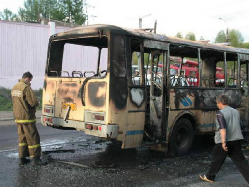 Маршрутчик заживо сгорел вместе с автобусом на трассе Ростовской области