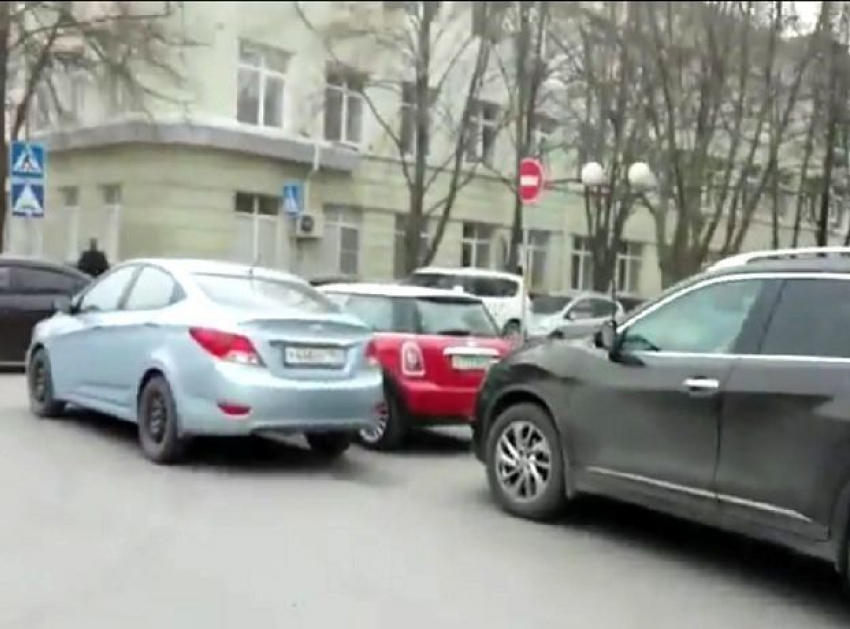 Припаркованные наглыми водителями автомобили на проезжей части в Ростове попали на видео
