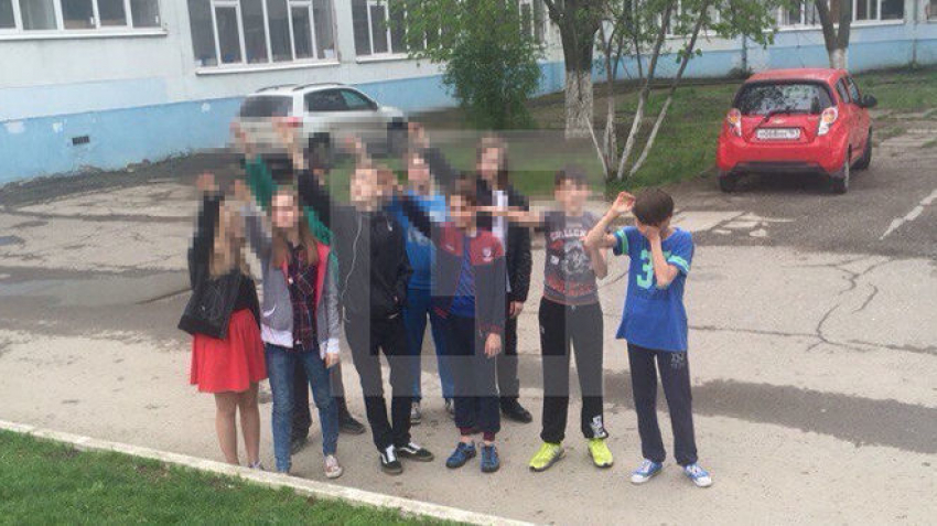  «Зигающие» школьники из Ростова заявили, что вместо поздравления Гитлеру играли в «солнце» 