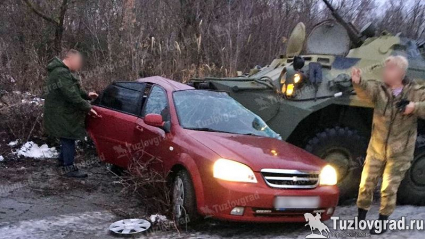 В Ростовской области бронетранспортер врезался в иномарку
