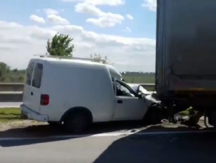 Огромный прицеп раздавил «каблучок» под Ростовом на видео