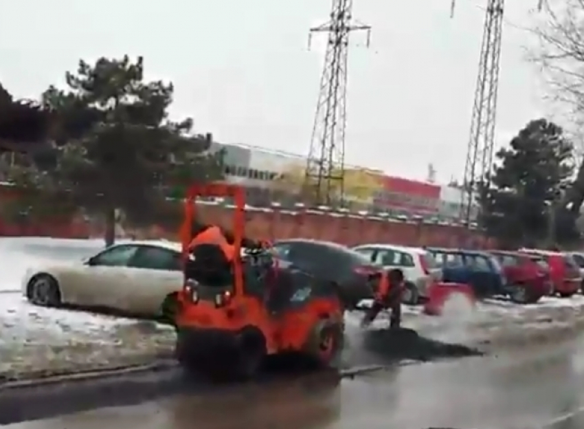 Видео укладки горячего асфальта в снег в Ростове рассмешило жителей
