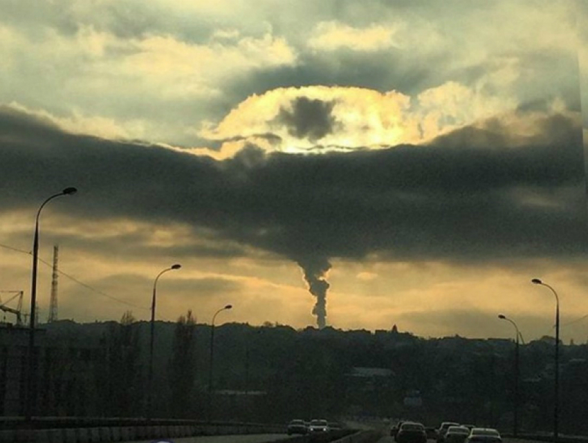 Образовавшимся над городом закатным «ядерным грибком» залюбовались жители Ростова