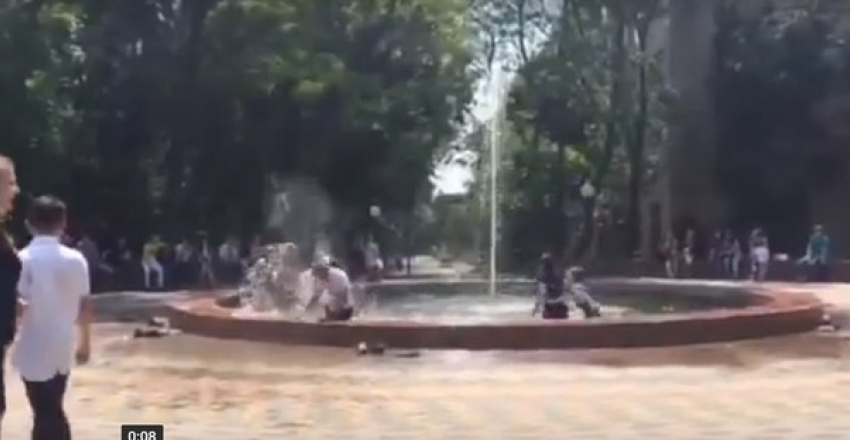 В Шахтах выпускники отметили последний звонок купанием в фонтане