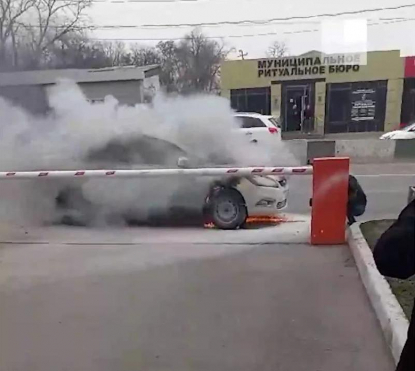 В Ростове на Нагибина загорелся автомобиль