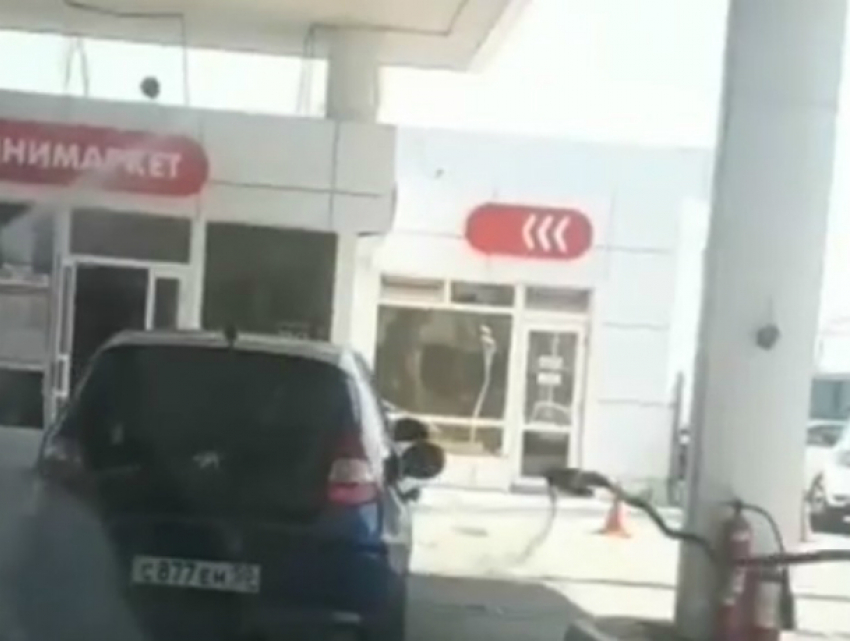Эпичный выезд забывчивого «хозяина жизни» на BMW с заправки Ростова попал на видео