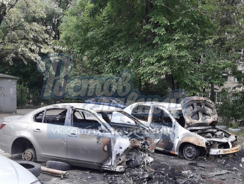 "Полураздетый» BMW отправили в утиль ночные поджигатели в Ростове
