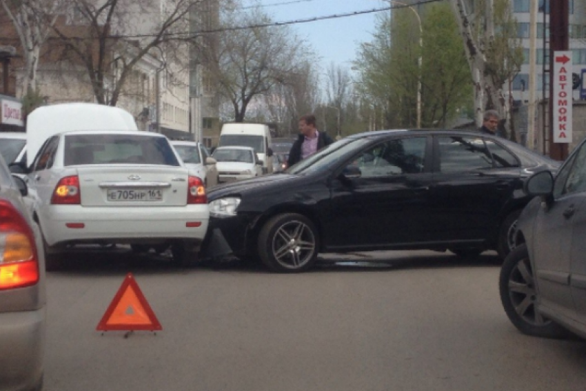 Из-за аварии в центре Ростова образовалась огромная пробка 