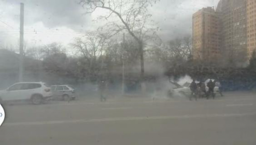 В Ростове на Буденновском загорелся автомобиль