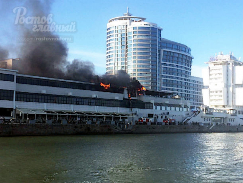 В Ростове-на-Дону на набережной загорелся ресторан Portland 