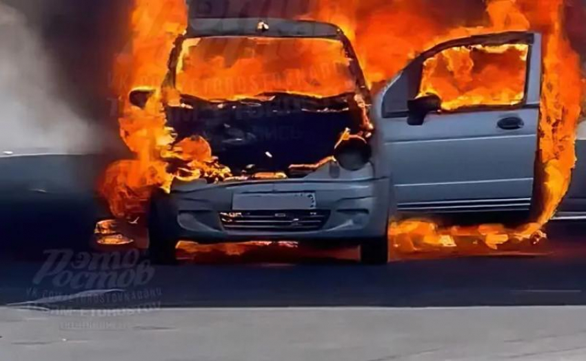 В центре Ростова-на-Дону на ходу загорелся и взорвался автомобиль