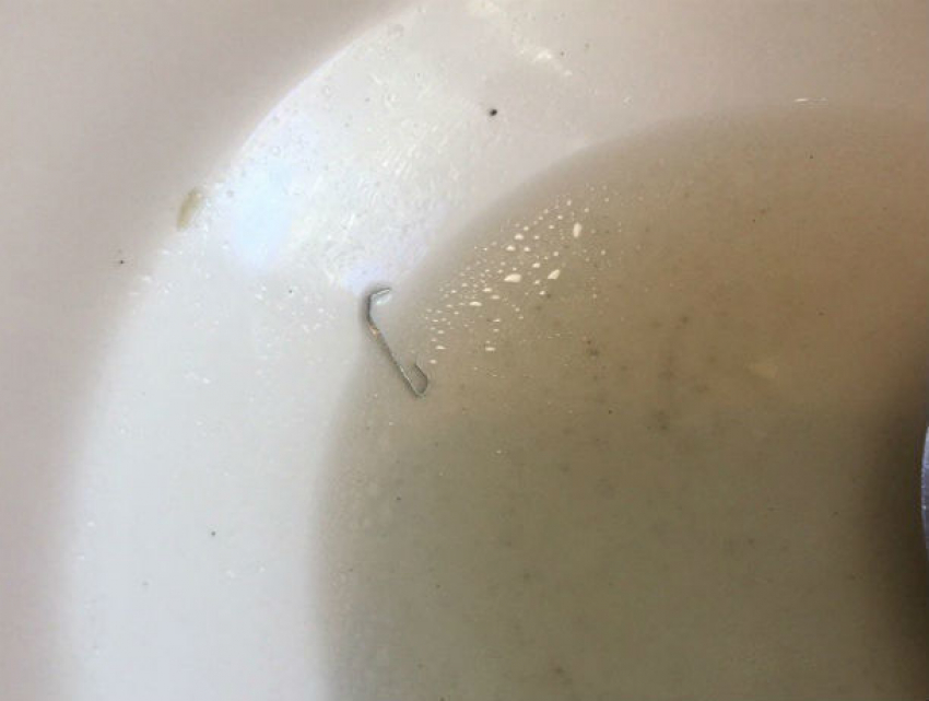 Супом со скрепкой накормили гостью в известной ростовской сети заведений