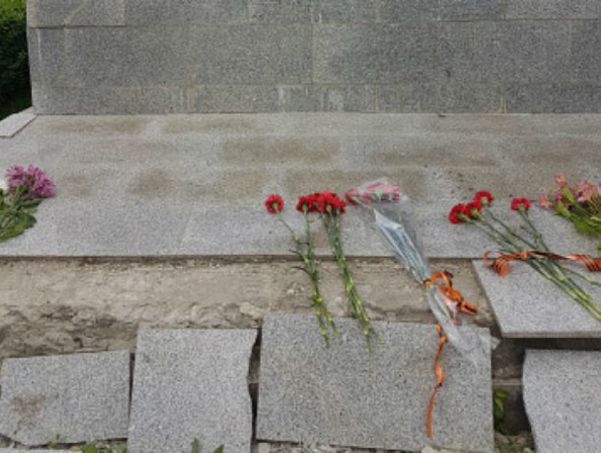 Из-за «варварской» жадности мешок цемента и банку краски не нашли в Ростове для ремонта памятника к 9 мая