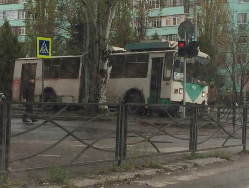 Троллейбус с пассажирами протаранил иномарку на светофоре в Таганроге