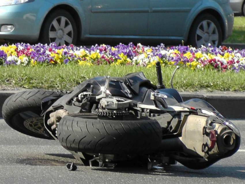 Тяжелыми травмами закончилась для молодого байкера встреча с УАЗ «Патриот» в центре Ростова