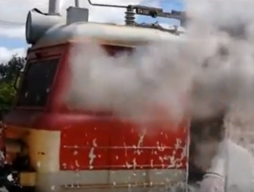 Загоревшийся во время движения по ростовской железной дороге поезд попал на видео