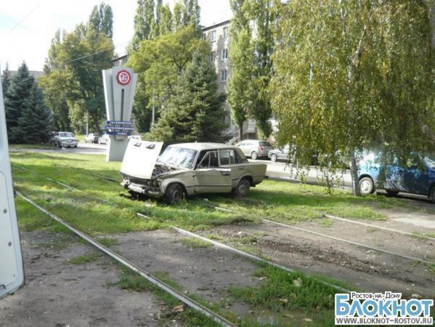 В Таганроге пьяный водитель на ВАЗе сбил девушку на трамвайной остановке