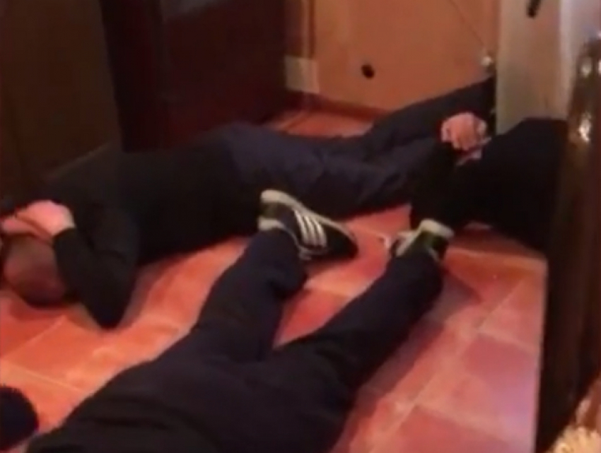 Оперативники «накрыли» подпольный цех по производству паленого спиртного в Ростовской области