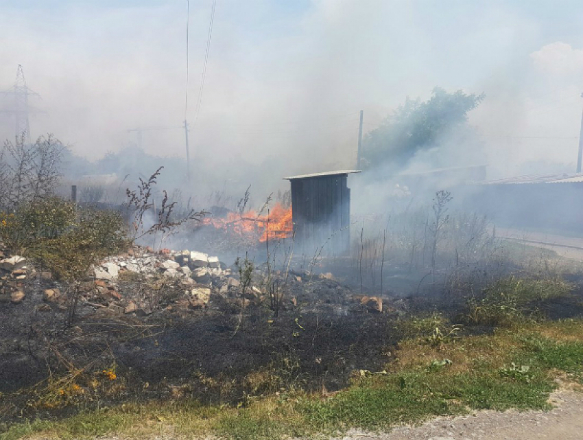 Устроившие «случайный» пожар в частном секторе Ростова сварщики сбежали с места ЧП