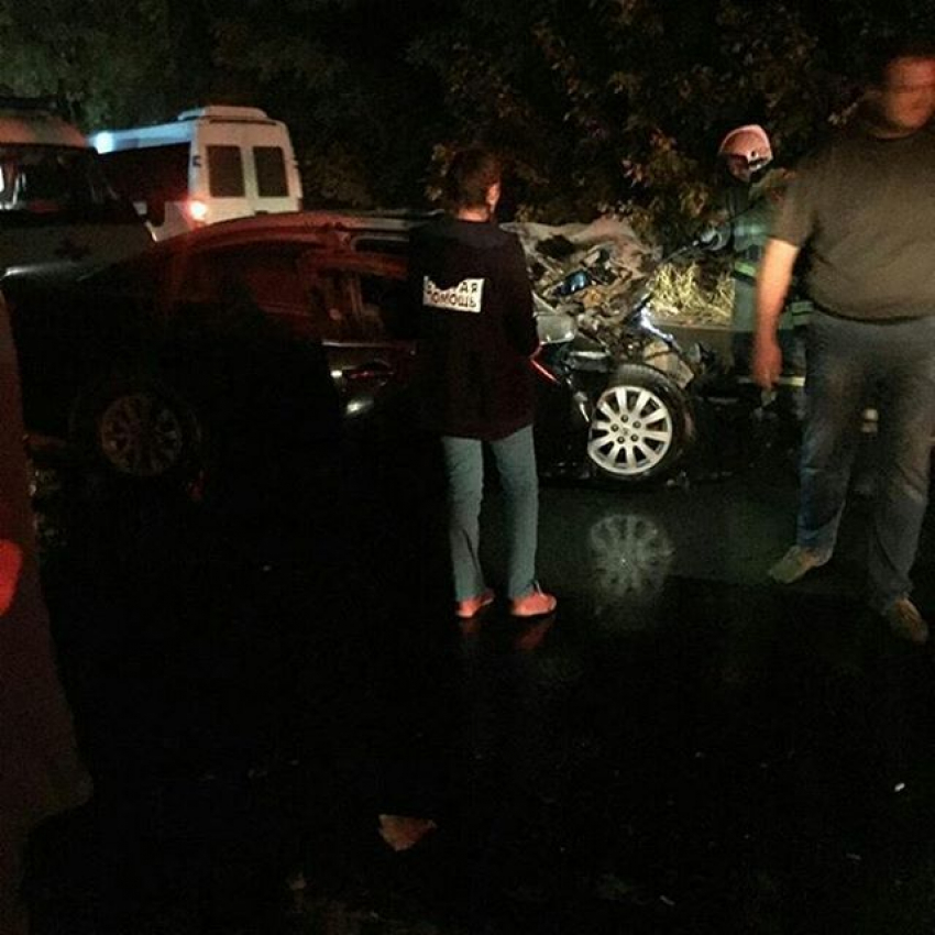 Водитель Mitsubishi протаранил маршрутку и погиб в Ростове