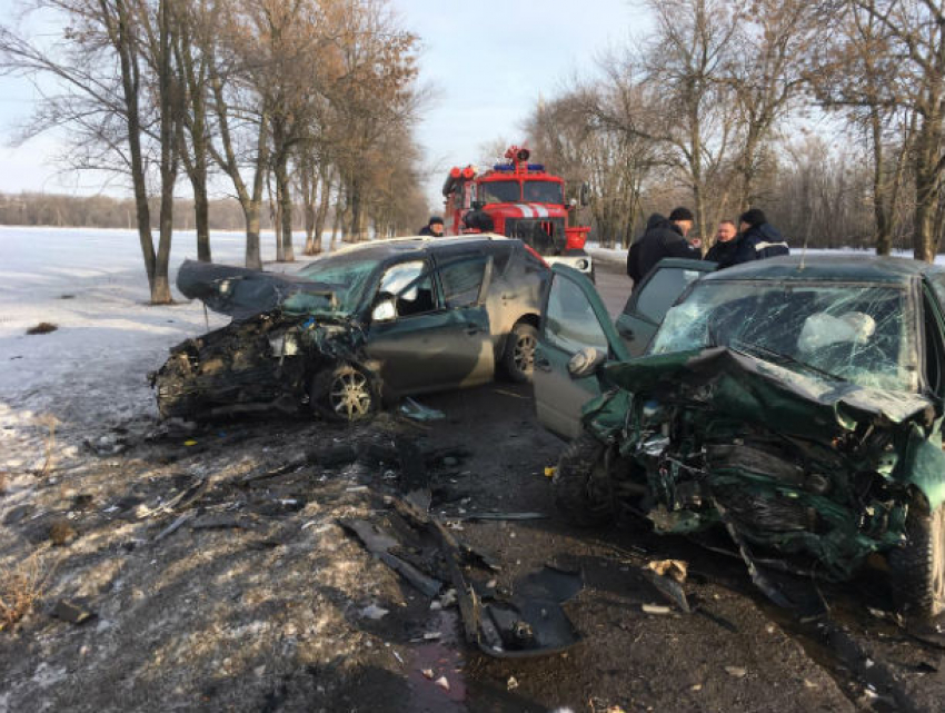 Молодая женщина погибла, а ее ребенок пострадал в страшной аварии в Ростовской области