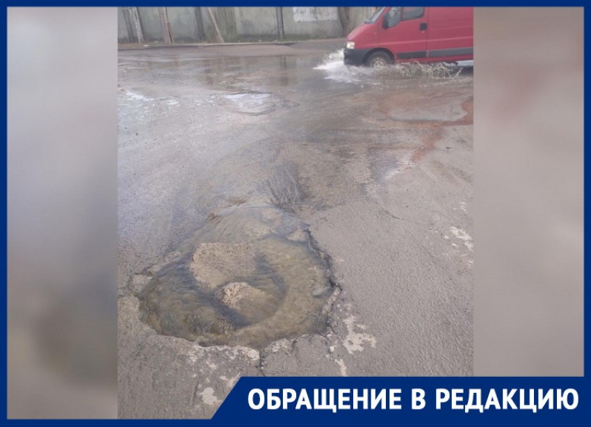 Ростовчане пожаловались на открытый люк, из которого круглосуточно течет холодная вода