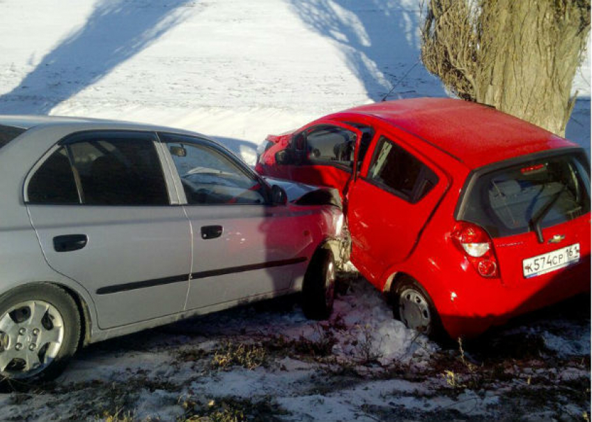 Два водителя пострадали в ДТП по вине женщины на трассе в Ростовской области