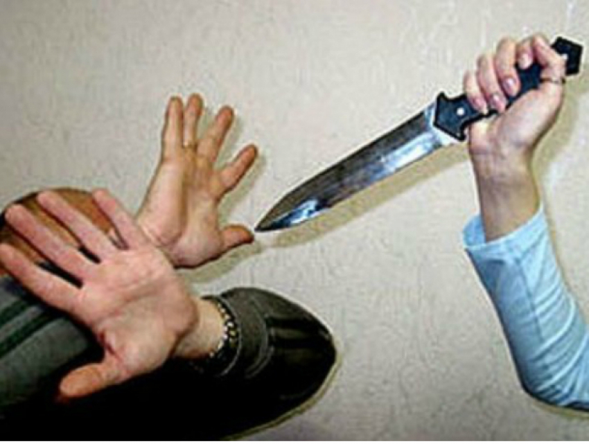Разгневанная женщина в порыве ярости всадила нож в живот своему сожителю в Ростовской области