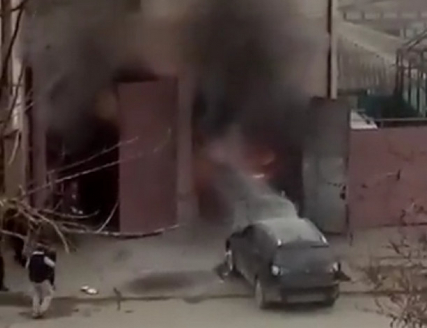 Сильный пожар на станции технического обслуживания в Ростове попал на видео