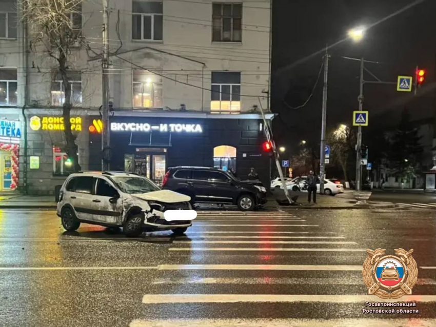 В Ростове водитель «Лады» проехал на красный и устроил ДТП с внедорожником на Будённовском