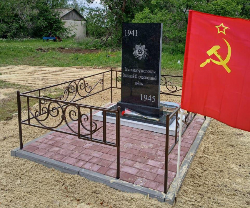 После скандала из-за снесенного памятника героям ВОВ в донском поселке установили новый