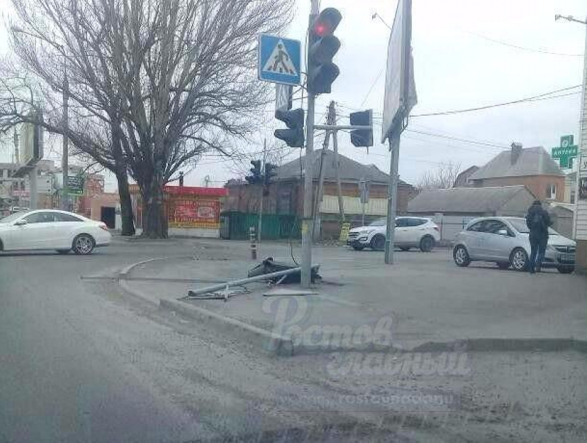 Побежденные сильным ветром заборы, деревья и светофоры в Ростове попали на фото и видео