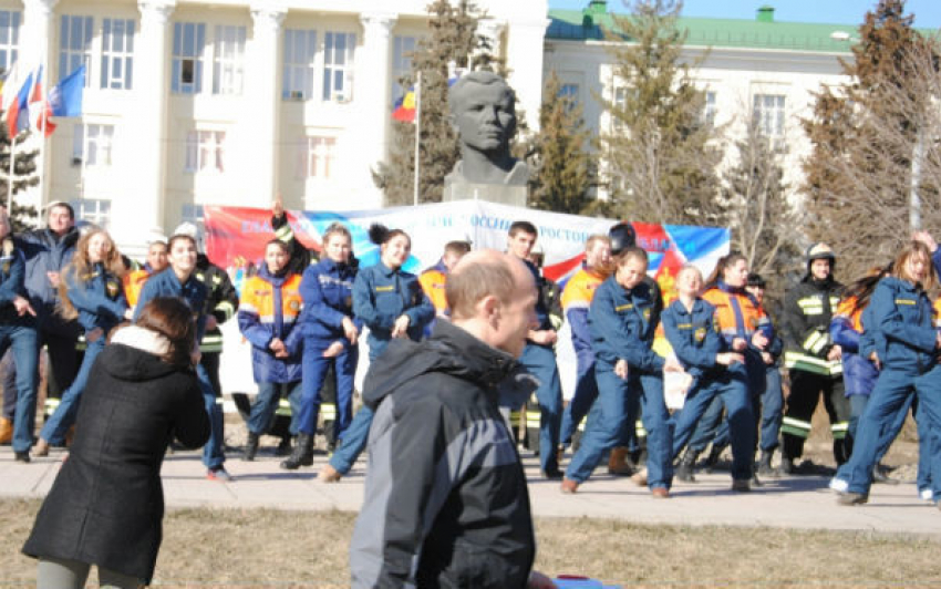 Пожарные устроили флешмоб в центре Ростова
