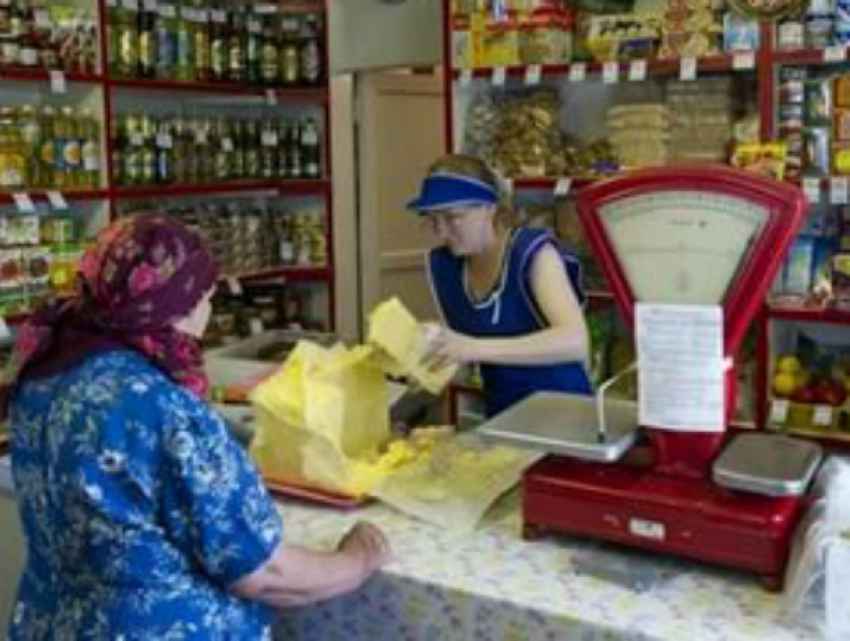Мужчина распотрошил кассу бакалейной лавки на глазах у оторопевших продавцов в Ростовской области