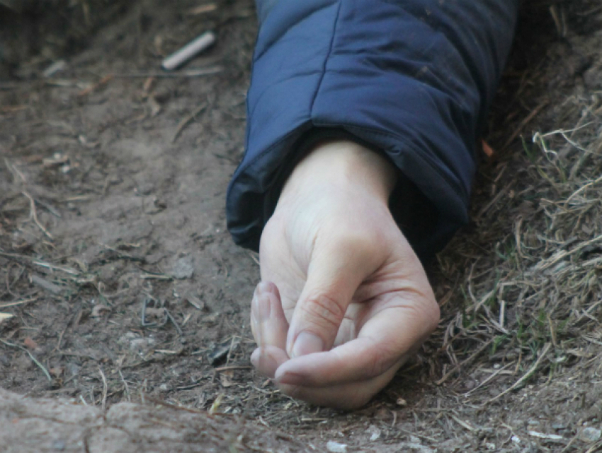 Труп 19-летнего парня нашли на кладбище в Ростовской области