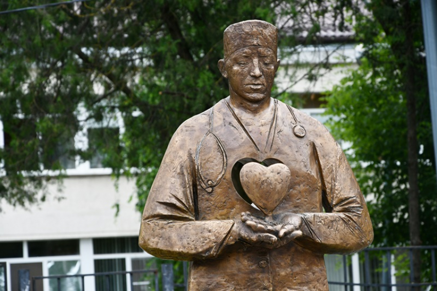 Бронзовый памятник врачам открыли в Ростовской области
