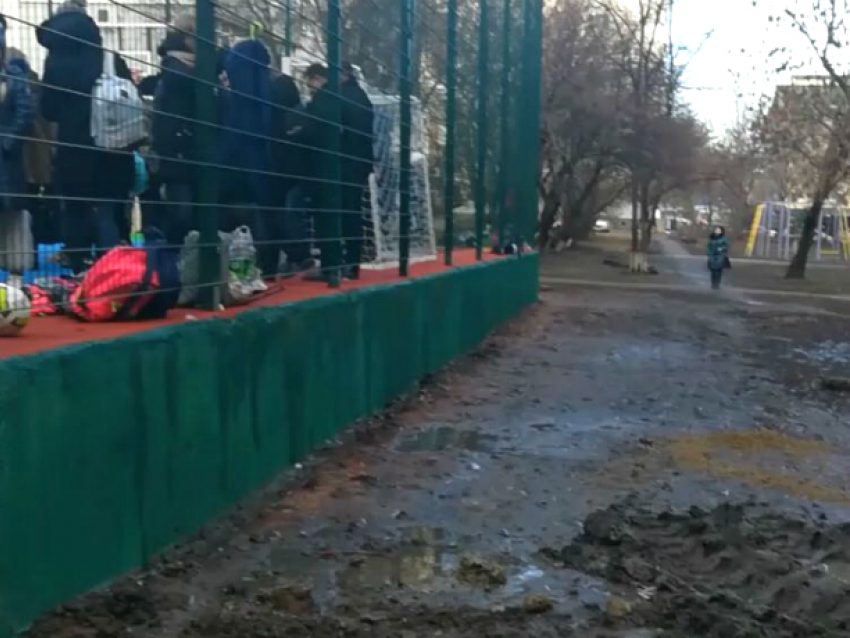 Спортивную площадку заперли в Ростове после показушного открытия для Кушнарева