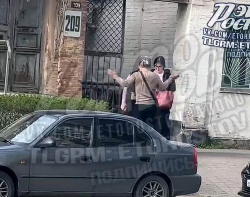 Мужчина напал на женщину после ДТП в центре Ростова