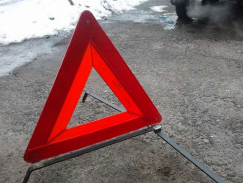 Пожилой ростовский водитель снес дерево и вылетел на детскую площадку